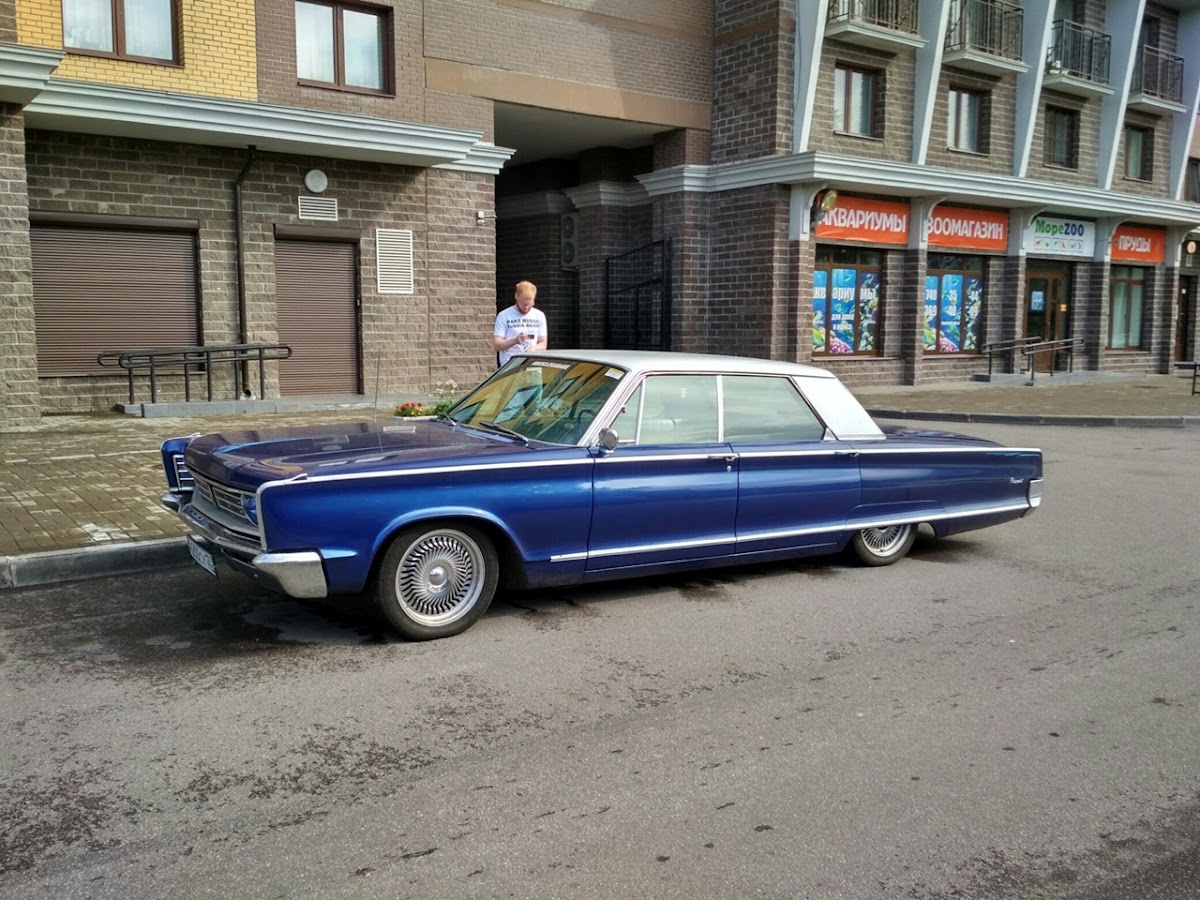 Chrysler Newport (dark blue)