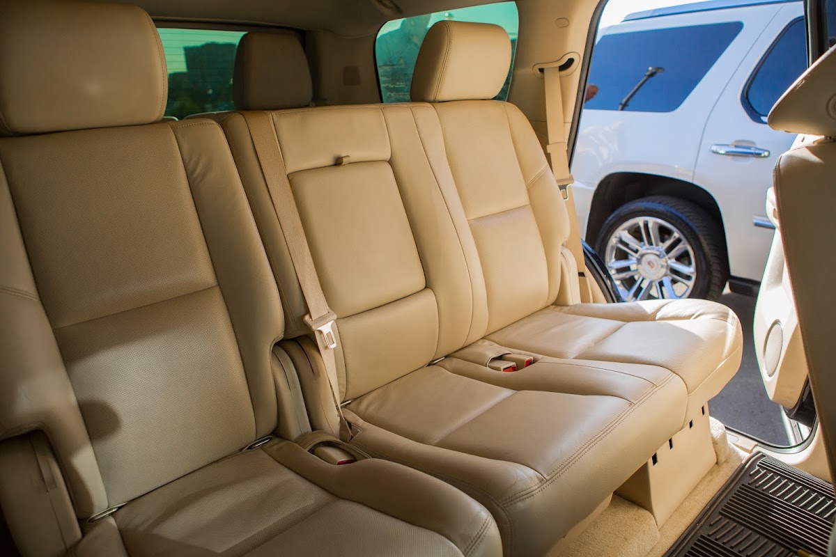 Cadillac Escalade (III) черный на светлом салоне — кадр 4 из 5