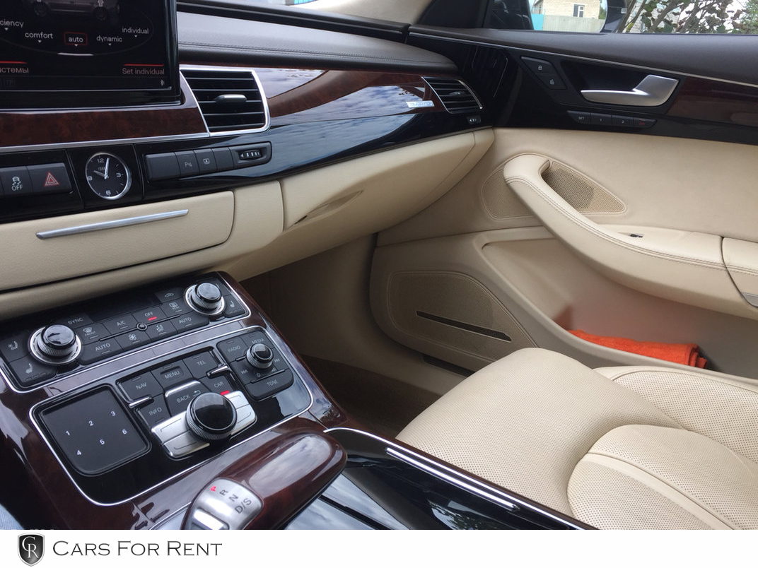 Audi A8 Long — кадр 3 из 3