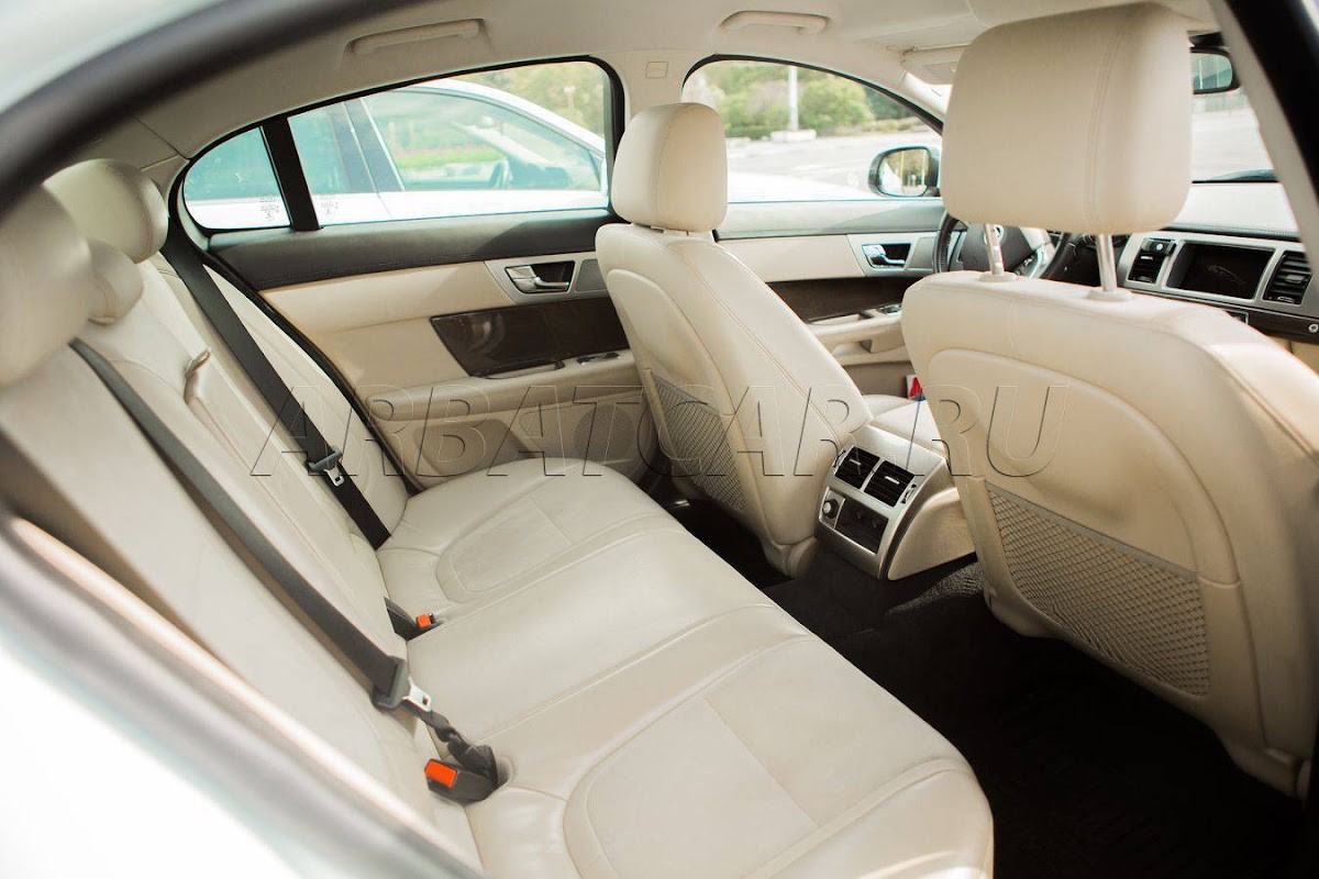 Jaguar XF белый со светлым салоном