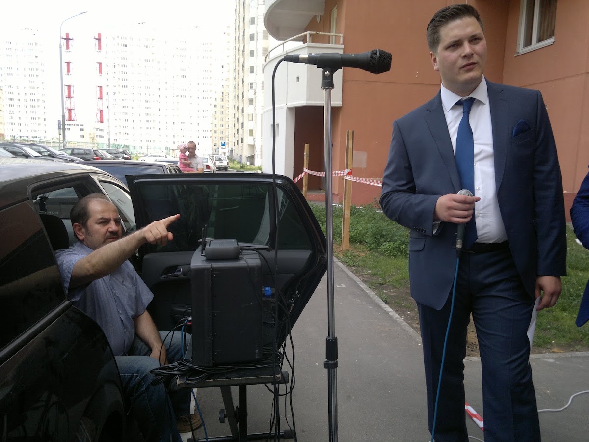 Выкуп невесты. Жених с друзьями поёт серенаду.