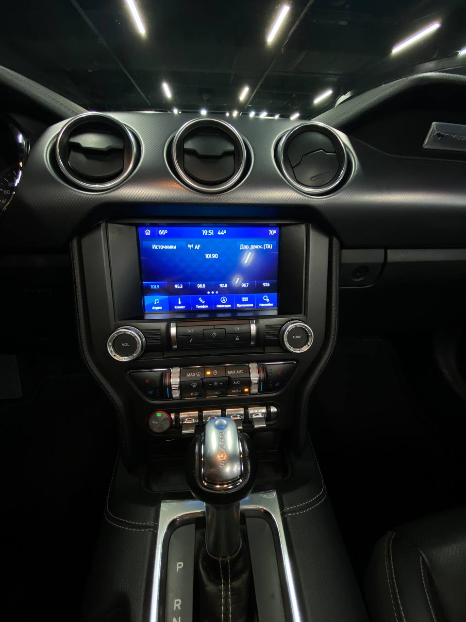 FORD MUSTANG