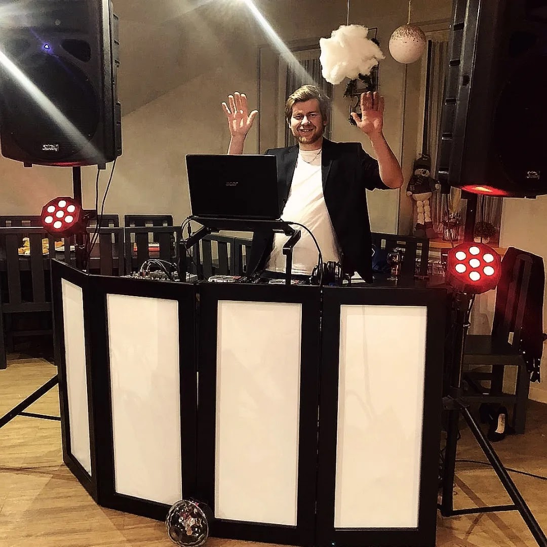 Ведущая и DJ — кадр 3 из 20
