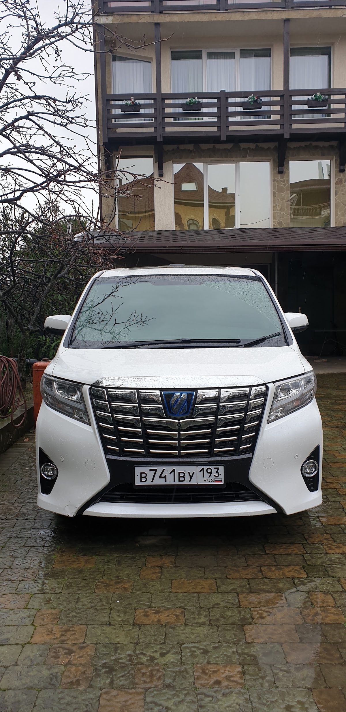 Alphard — кадр 2 из 4