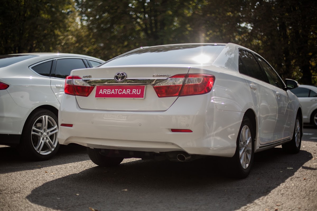 Toyota Camry белый на светлом салоне — кадр 5 из 6