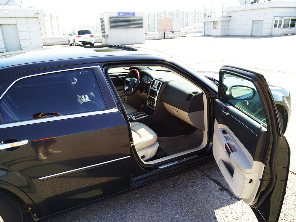 Chrysler 300C HEMI — кадр 5 из 13