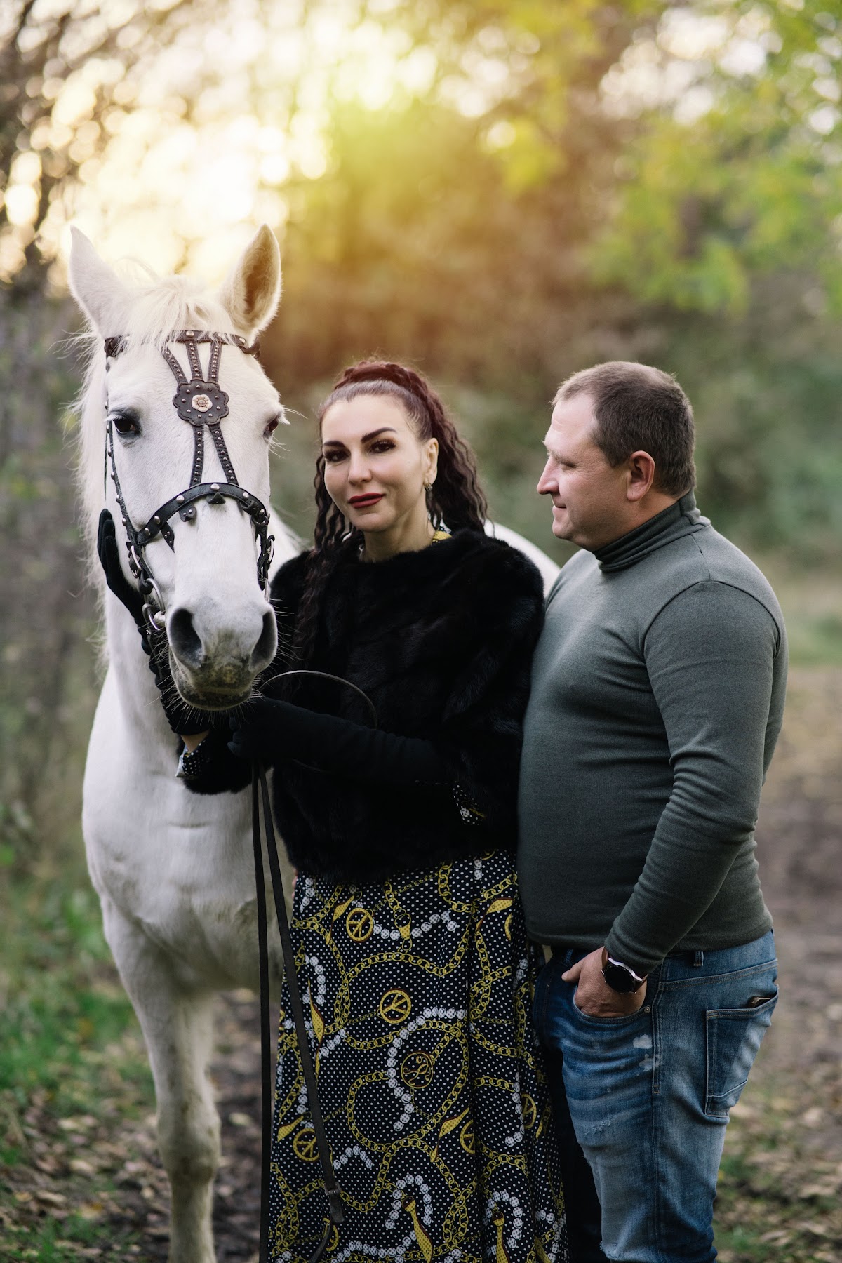 где то в деревне фотосессия с лошадью и парой