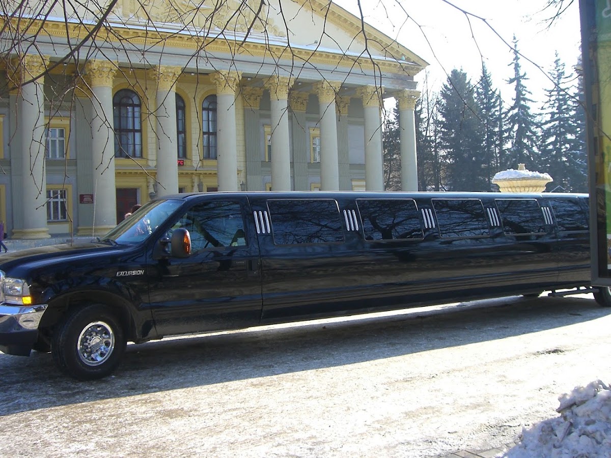 Ford Excursion ЧЕРНЫЙ — кадр 3 из 4