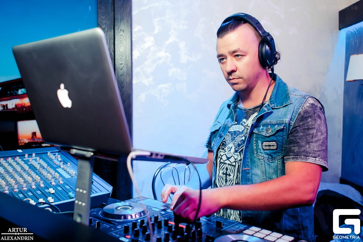 DJ ROMARiO