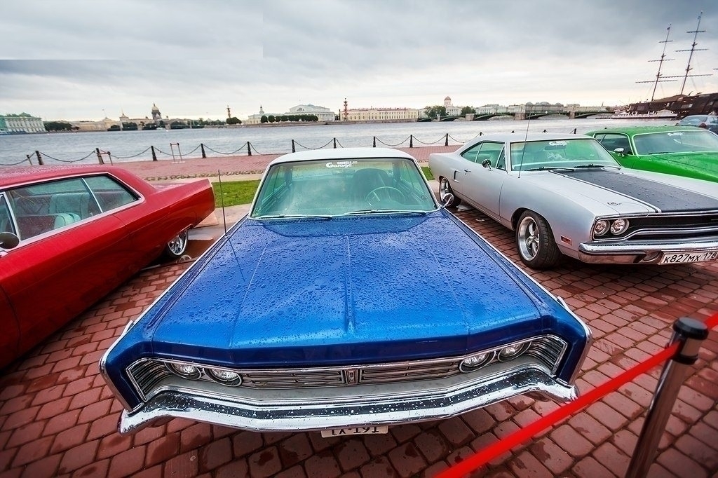 Chrysler Newport (dark blue)