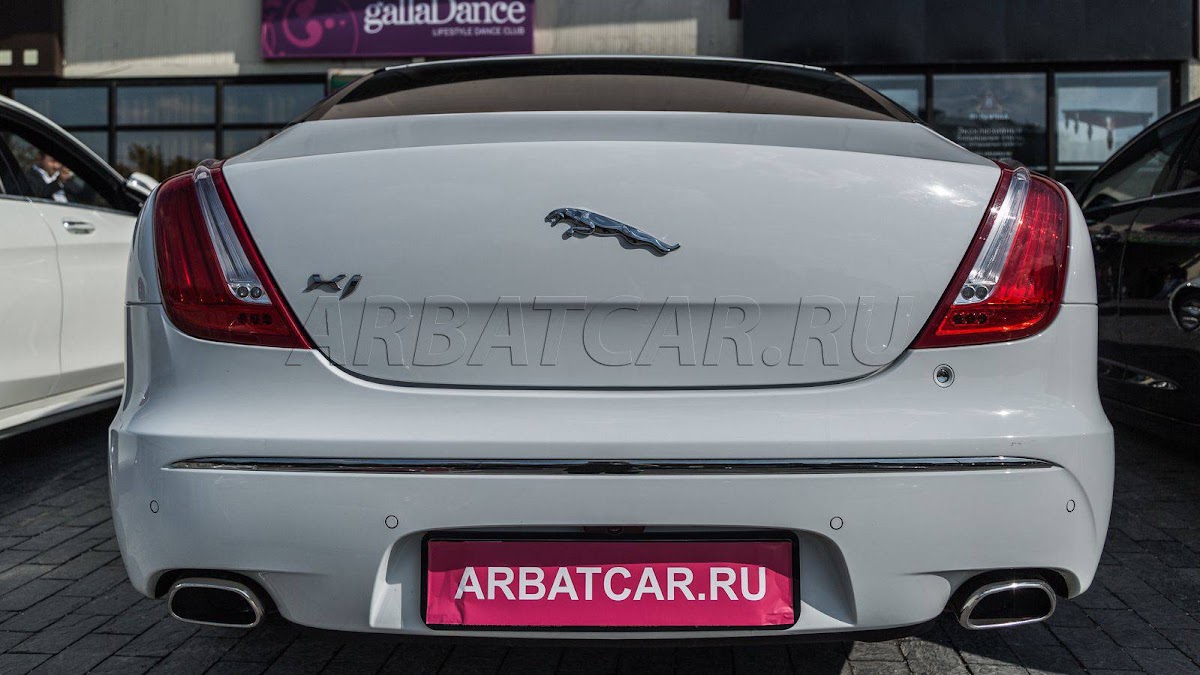 Jaguar XJ белый на светлом салоне — кадр 3 из 12