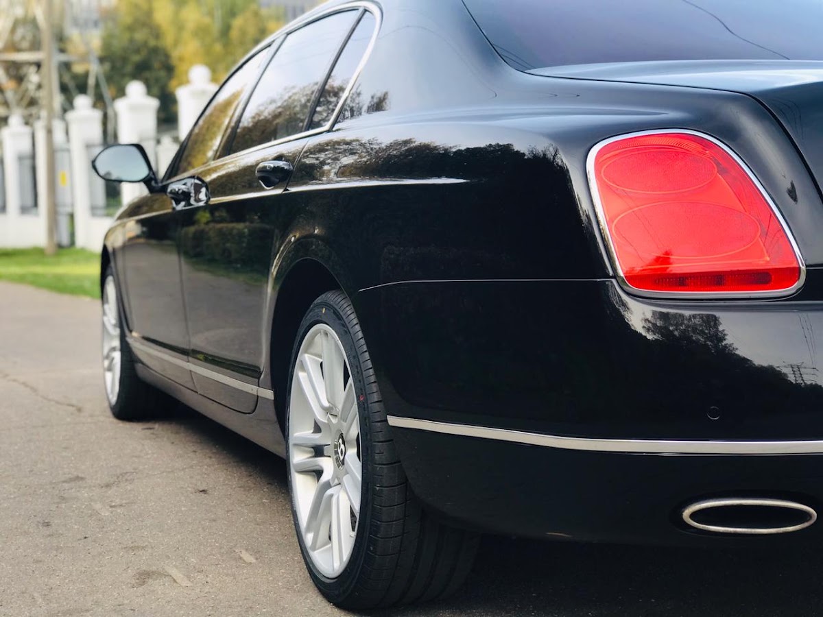 Bentley Continental Flying Spur — кадр 5 из 12