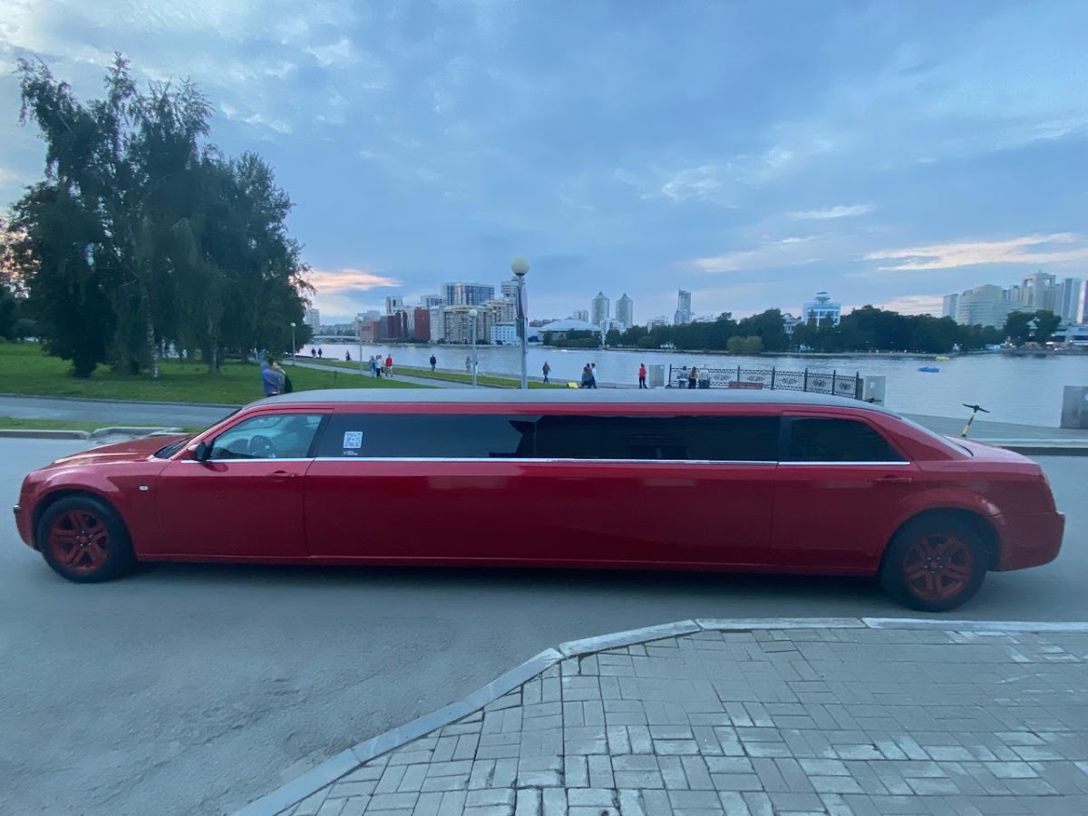 Chrysler 300C — кадр 2 из 3