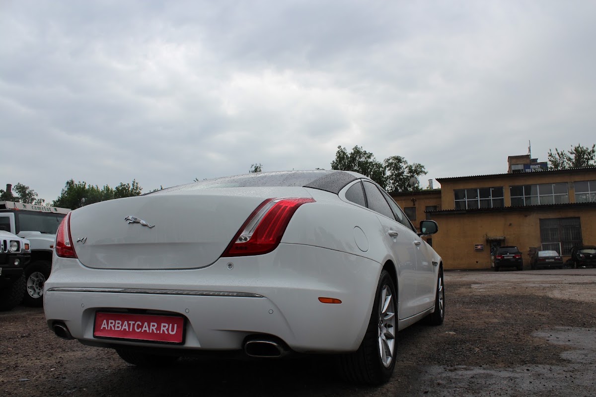 Ягуар XJ,  белый с черным салоном