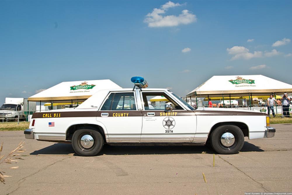 Ford Crown Victoria Police 1985 — кадр 2 из 6