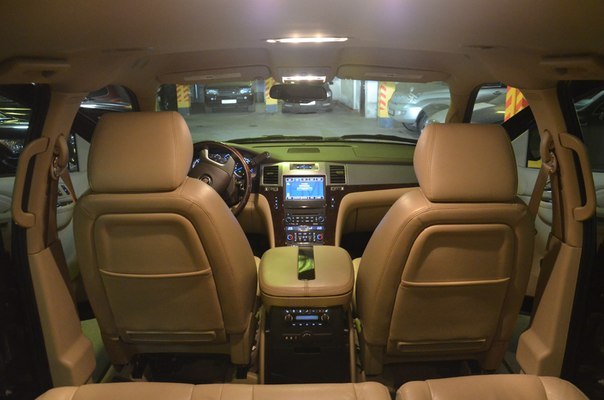 Cadillac Escalade 3 — кадр 2 из 3