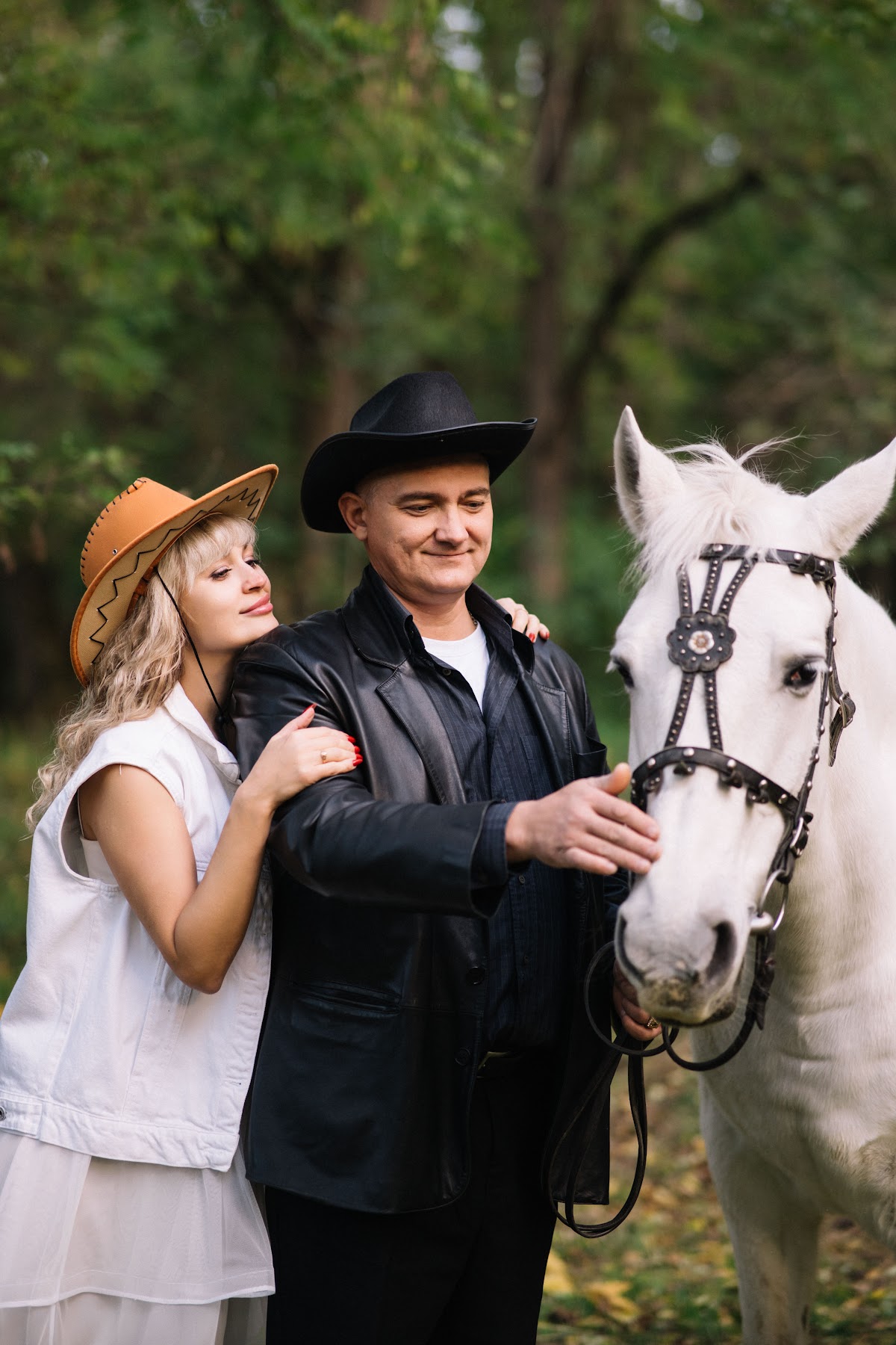 Love story с лошадью в лесу