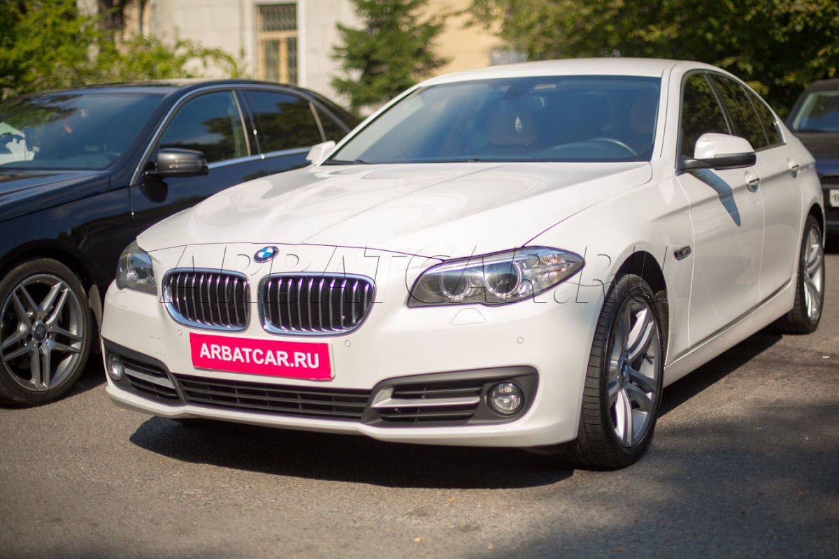 BMW 530 (F10) белый на светлом салоне