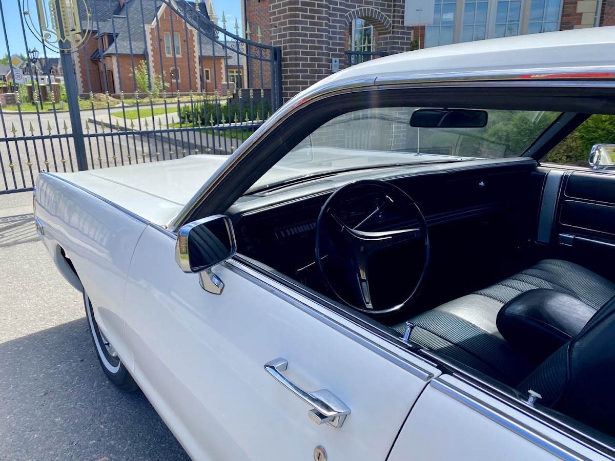 Chrysler Newport (white)
