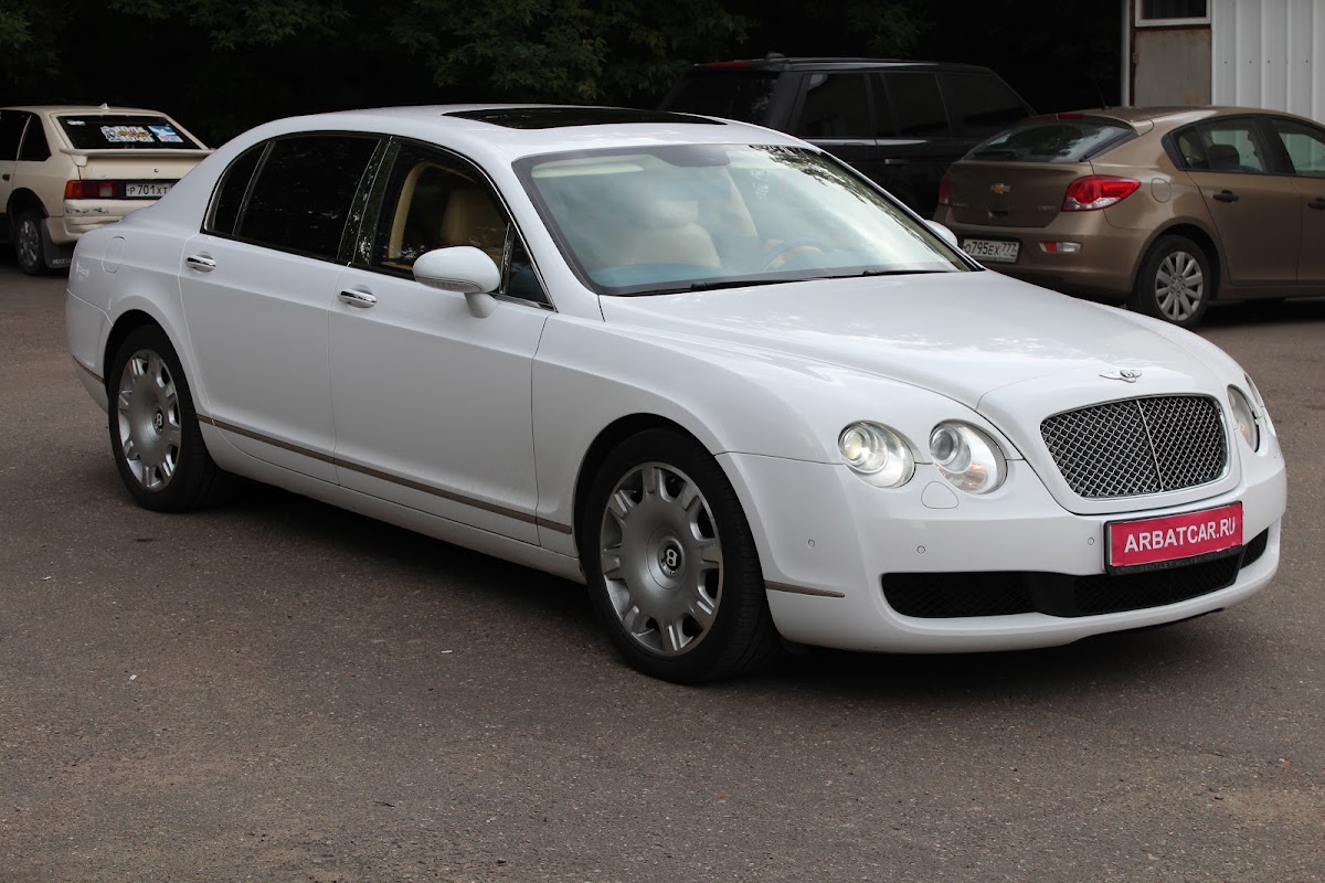 Bentley Continental Flying Spur белый с бежевым салоном — кадр 2 из 7