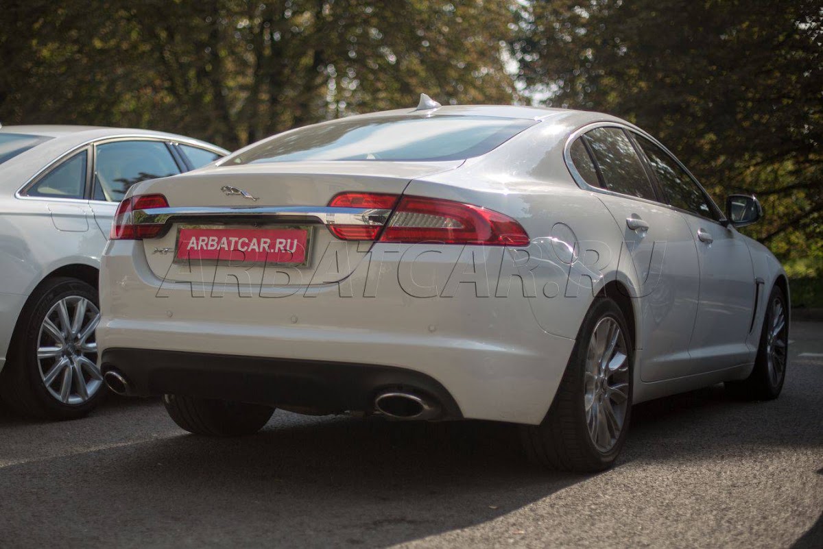 Jaguar XF белый на светлом салоне — кадр 3 из 7