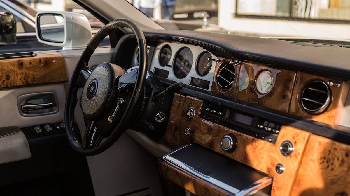 Rolls-Royce Phantom белый