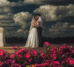 Танцующие молодожены
