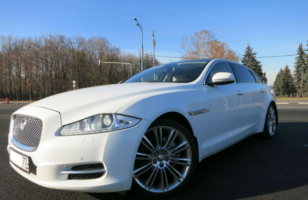 Jaguar XJ белый с бежевым салоном