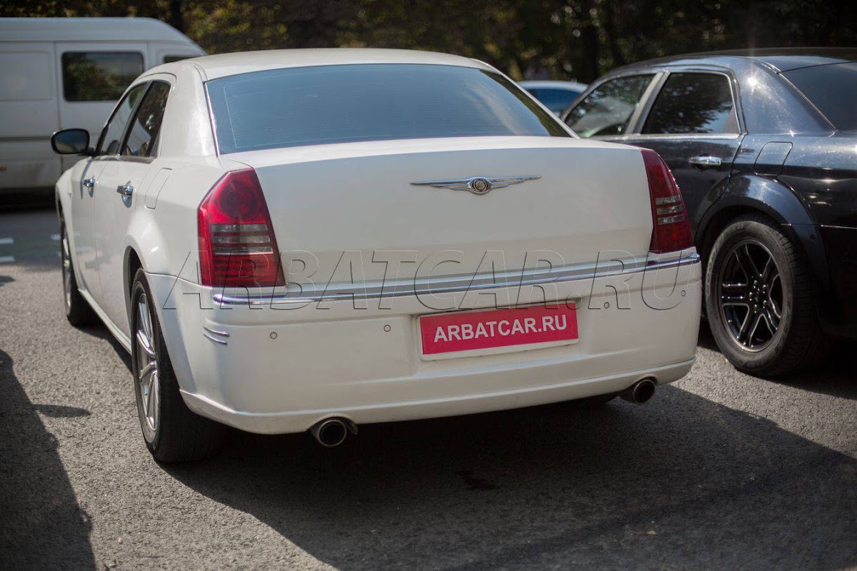 Chrysler 300C белый на светлом салоне — кадр 2 из 5