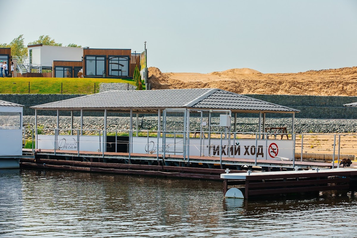 Большой шатер на воде