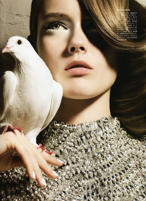 ЛЮБОВЬ И ГОЛУБИ В ЯПОНСКОМ VOGUE.  Фотосессия "Beyond White" для майского номера Vogue. Фотограф: Сольве Сундсбо (Solve Sundsbo).