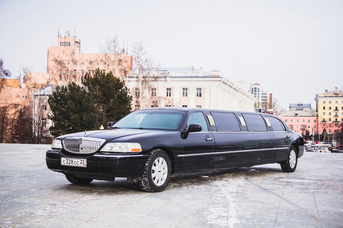 Lincoln Town Car черный — кадр 2 из 5