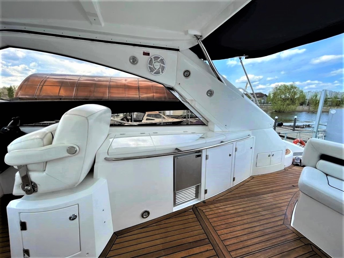 Яхта "Sunseeker Portofino 53"