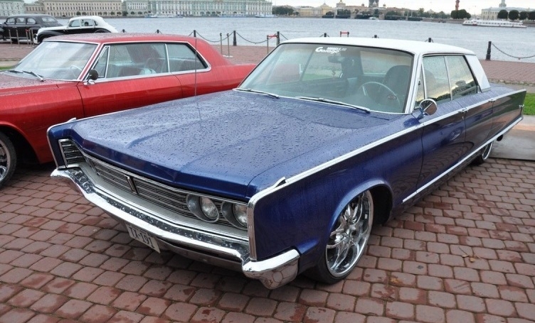 Chrysler Newport (dark blue)