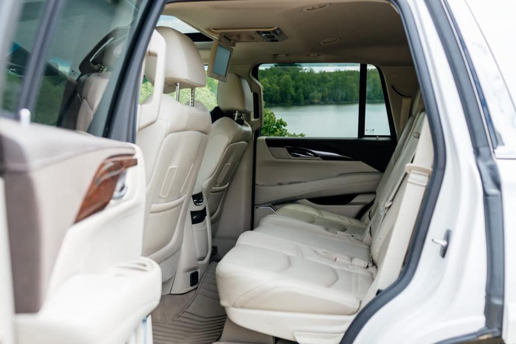 Cadillac Escalade — кадр 2 из 3