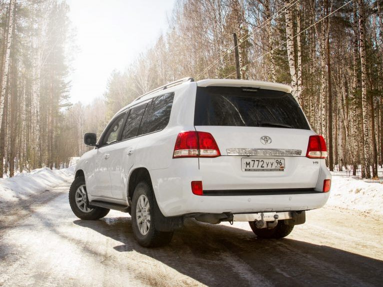 Toyota Land Cruiser 200 — кадр 2 из 3