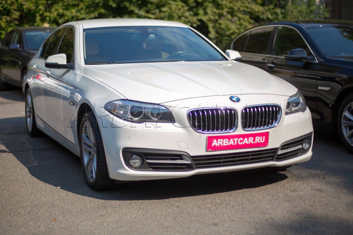 BMW 530 (F10) белый с бежевым салоном — кадр 2 из 12