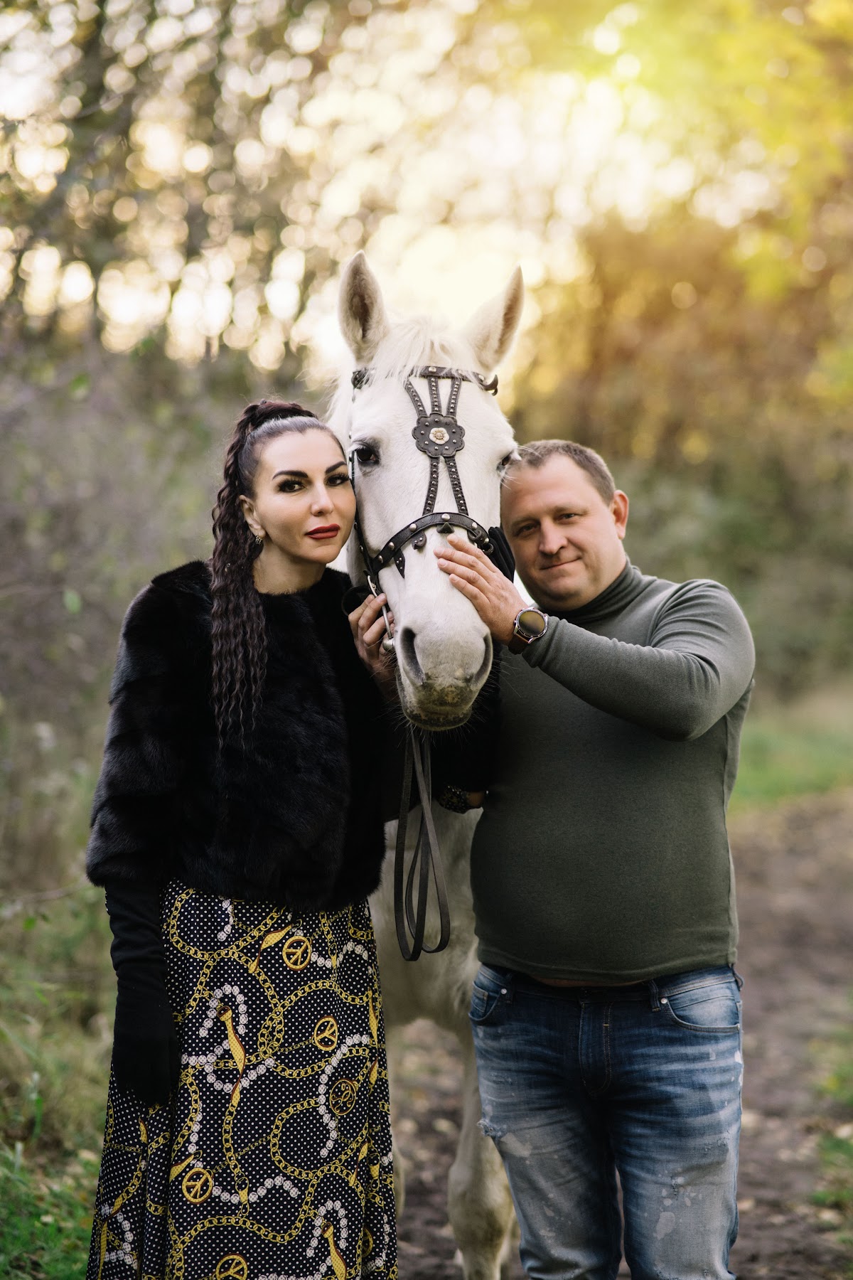 где то в деревне фотосессия с лошадью и парой