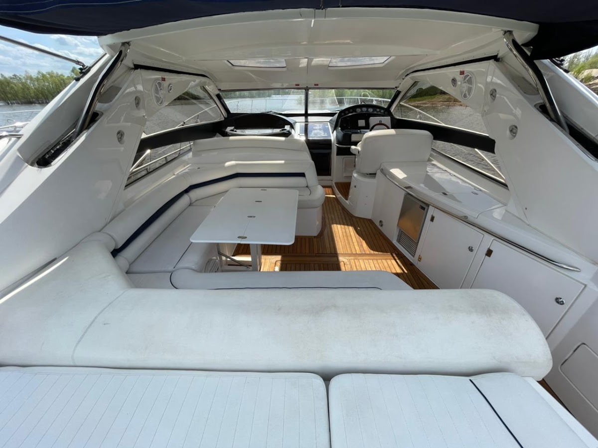 Яхта "Sunseeker Portofino 53"
