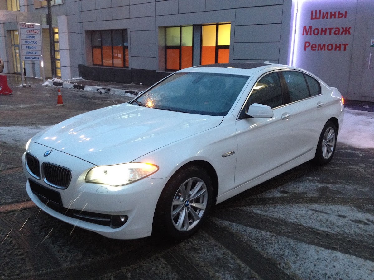 BMW 530 (F10) белый с бежевым салоном — кадр 4 из 12