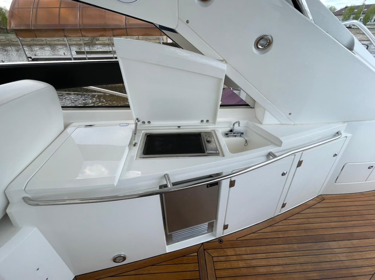 Яхта "Sunseeker Portofino 53"