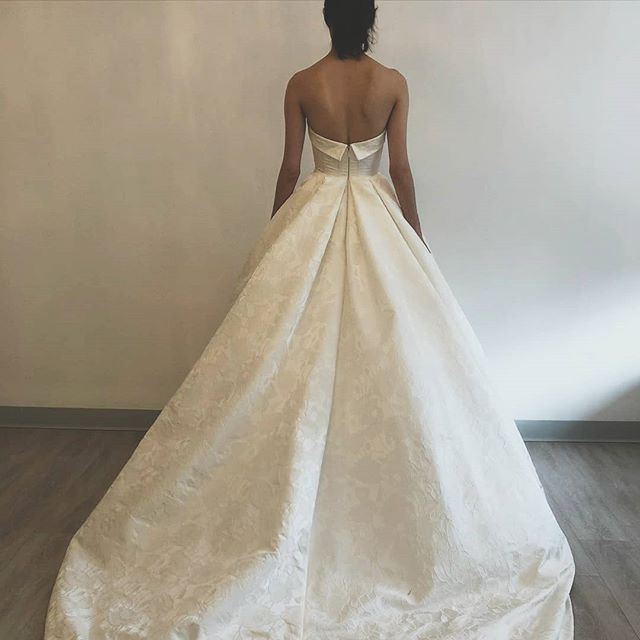 Свадебное платье — кадр 3 из 3