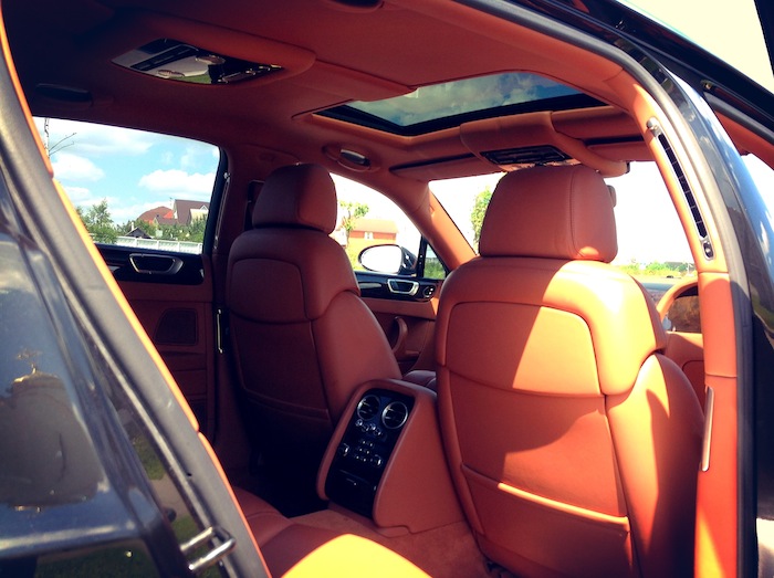 Bentley Continental Flying Spur черный с бежевым салоном — кадр 3 из 5