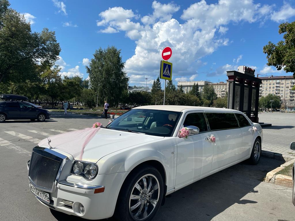 Крайслер 300C "De Luxe" 6+1 мест — кадр 2 из 12