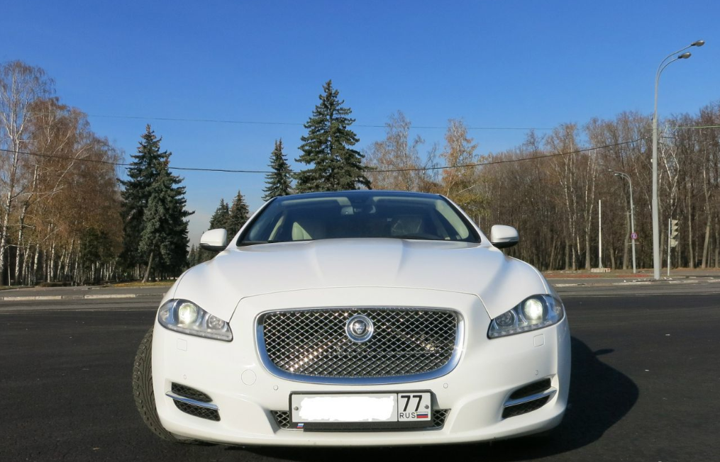 Jaguar XJ белый с бежевым салоном