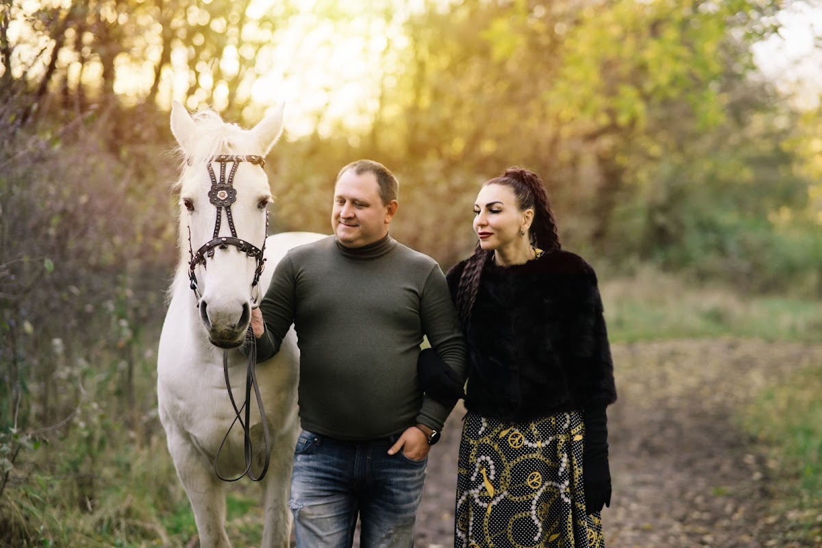 где то в деревне фотосессия с лошадью и парой