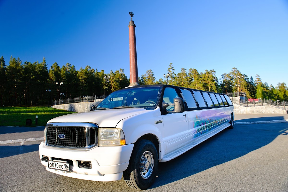 Ford Excursion Luxe — кадр 2 из 9