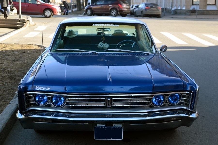 Chrysler Newport (dark blue)
