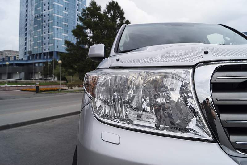 Toyota Land Cruiser 200 (silver)