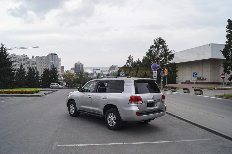 Toyota Land Cruiser 200 (silver)